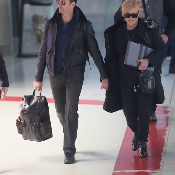 L'acteur Hugh Jackman et sa femme Deborra-Lee Furness arrivent main dans la main à Paris via l'aéroport de Roissy CDG le 16 janvier 2018.