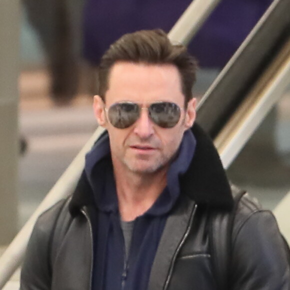 L'acteur Hugh Jackman et sa femme Deborra-Lee Furness arrivent main dans la main à Paris via l'aéroport de Roissy CDG le 16 janvier 2018.
