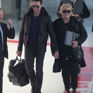 L'acteur Hugh Jackman et sa femme Deborra-Lee Furness arrivent main dans la main à Paris via l'aéroport de Roissy CDG le 16 janvier 2018.