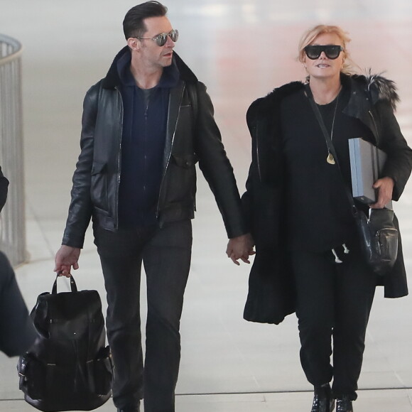 L'acteur Hugh Jackman et sa femme Deborra-Lee Furness arrivent main dans la main à Paris via l'aéroport de Roissy CDG le 16 janvier 2018.