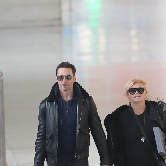 L'acteur Hugh Jackman et sa femme Deborra-Lee Furness arrivent main dans la main à Paris via l'aéroport de Roissy CDG le 16 janvier 2018.