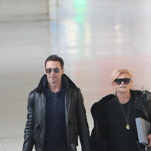 L'acteur Hugh Jackman et sa femme Deborra-Lee Furness arrivent main dans la main à Paris via l'aéroport de Roissy CDG le 16 janvier 2018.
