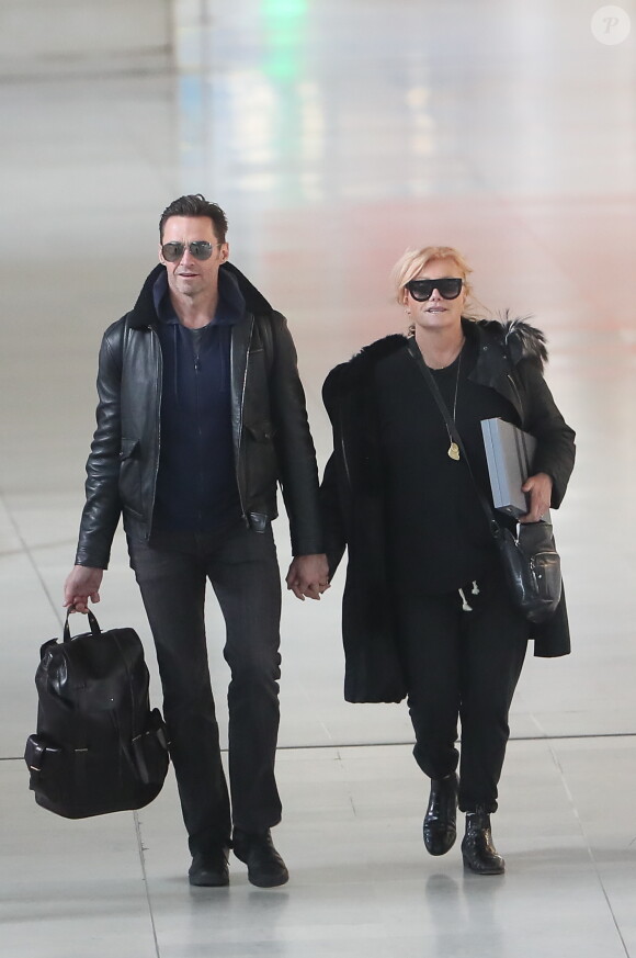 L'acteur Hugh Jackman et sa femme Deborra-Lee Furness arrivent main dans la main à Paris via l'aéroport de Roissy CDG le 16 janvier 2018.