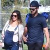 Exclusif - Jamie-Lynn Sigler, enceinte, et son mari Cutter Dykstra sont allés voir le match de baseball de leur fils Beau à Los Angeles. L'actrice porte une salopette en jean, le 18 novembre 2017.