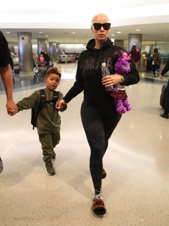 Amber Rose et son fils Sebastian Taylor arrivent à l'aéroport de LAX à Los Angeles, le 19 octobre 2017.