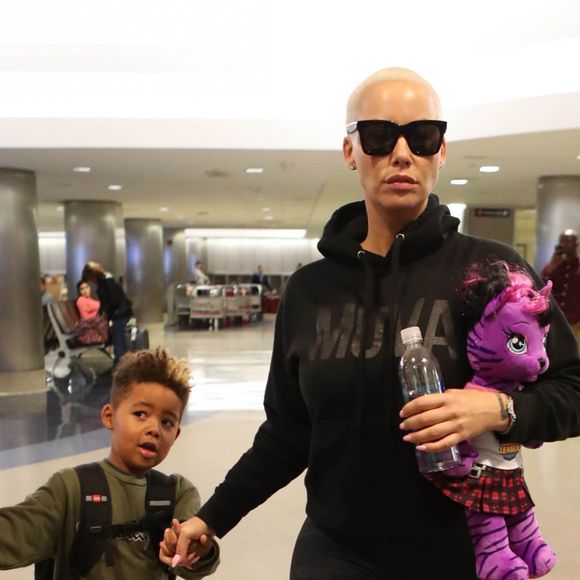 Amber Rose et son fils Sebastian Taylor arrivent à l'aéroport de LAX à Los Angeles, le 19 octobre 2017.