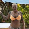 Exclusif - Amber Rose se relaxe au bord d'une piscine à Honolulu à l'occasion de son séjour sur l'île pour l'ouverture du club Encore à Honolulu le 28 janvier 2017