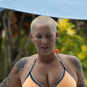 Exclusif - Amber Rose se relaxe au bord d'une piscine à Honolulu à l'occasion de son séjour sur l'île pour l'ouverture du club Encore à Honolulu le 28 janvier 2017