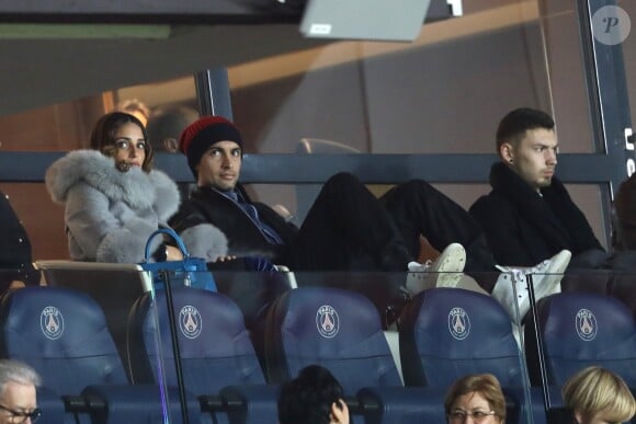 Javier Pastore et sa compagne Chiara Picone - Célébrités dans les tribunes du parc des princes lors du match de football de ligue 1, Paris Saint-Germain (PSG) contre Dijon Football Côte-d'Or (DFCO), à Paris, France, le 17 janvier 2018.