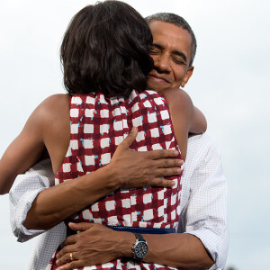 Le president Barack Obama enlace sa femme Michelle a Davenport le 15 Aout 2012.