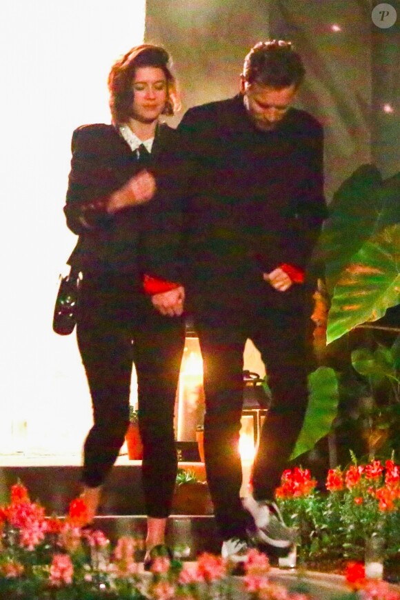 Exclusif - Ewan McGregor et sa nouvelle compagne Mary Elizabeth Winstead discutent, plaisantent et s'embrassent à la sortie d’un diner chez des amis à Los Angeles le 3 décembre 2017