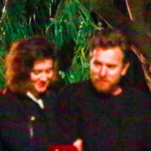 Exclusif - Ewan McGregor et sa nouvelle compagne Mary Elizabeth Winstead discutent, plaisantent et s'embrassent à la sortie d’un diner chez des amis à Los Angeles le 3 décembre 2017