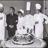 Paul Bocuse avec Jean Rochefort, Philippe Noiret, le réalisateur Ted Kotcheff, Jacqueline Bisset, Jean-Pierre Cassel en 1978 à Paris lors du tournage du film La Grande Cuisine.