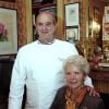 Paul Bocuse et sa femme Raymonde le 2 décembre 2001 à L'Auberge du Pont de Collonges, leur restaurant à Collonges-au-Mont-d'Or.