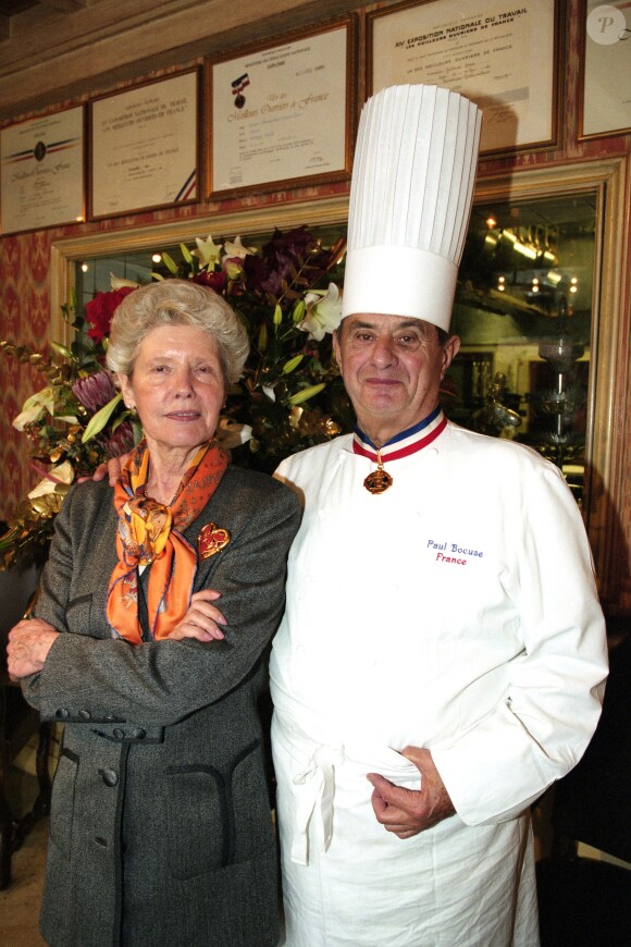 Paul Bocuse et sa femme Raymonde le 2 décembre 2001 à L'Auberge du Pont de Collonges, leur restaurant à Collonges-au-Mont-d'Or.