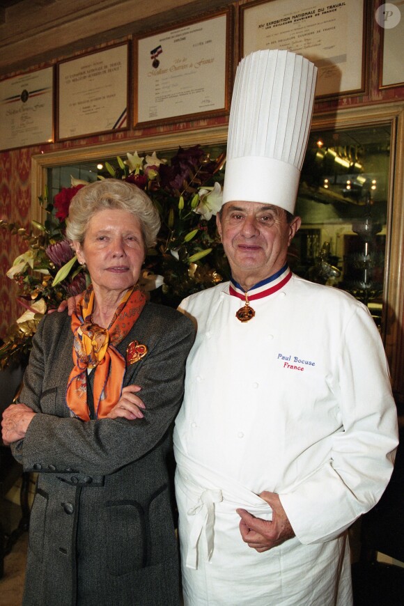 Paul Bocuse et sa femme Raymonde le 2 décembre 2001 à L'Auberge du Pont de Collonges, leur restaurant à Collonges-au-Mont-d'Or.