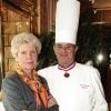 Paul Bocuse et sa femme Raymonde le 2 décembre 2001 à L'Auberge du Pont de Collonges, leur restaurant à Collonges-au-Mont-d'Or.