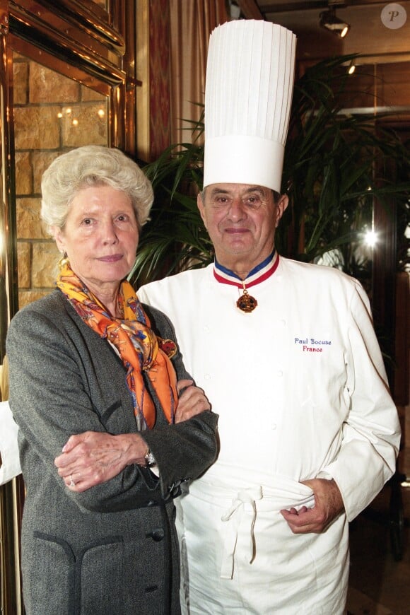 Paul Bocuse et sa femme Raymonde le 2 décembre 2001 à L'Auberge du Pont de Collonges, leur restaurant à Collonges-au-Mont-d'Or.