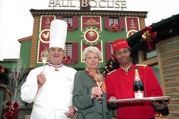 Paul Bocuse et sa femme Raymonde avec Saïd Abdou le 2 décembre 2001 à L'Auberge du Pont de Collonges, leur restaurant à Collonges-au-Mont-d'Or.