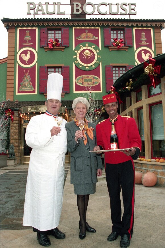 Paul Bocuse et sa femme Raymonde avec Saïd Abdou le 2 décembre 2001 à L'Auberge du Pont de Collonges, leur restaurant à Collonges-au-Mont-d'Or.