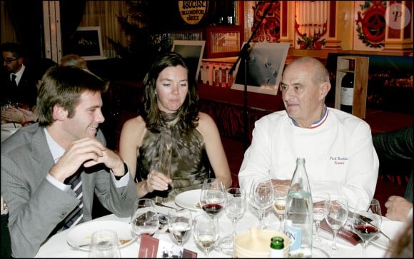 Paul Bocuse à table avec le prince Emmanuel-Philibert de Savoie lors d'une soirée de gala à L'Abbaye de Collonges en novembre 2004.