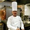 Paul Bocuse dans les cuisines de son restaurant L'Auberge du Pont de Collonges à Collonges-au-mont-d'Or en décembre 2003.