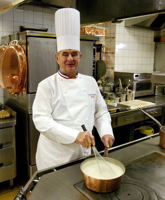Paul Bocuse dans les cuisines de son restaurant L'Auberge du Pont de Collonges à Collonges-au-mont-d'Or en décembre 2003.