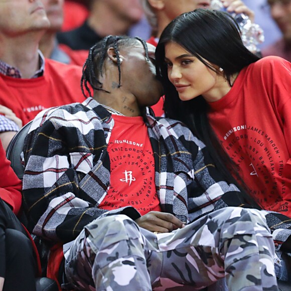 Travis Scott et Kylie Jenner au match de basketball opposant les Rockets de Houston et les Thunder d'Oklahoma City au Toyota Center à Houston le 25 avril 2017