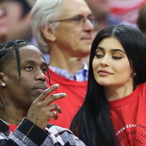 Travis Scott et Kylie Jenner au match de basketball opposant les Rockets de Houston et les Thunder d'Oklahoma City au Toyota Center à Houston le 25 avril 2017