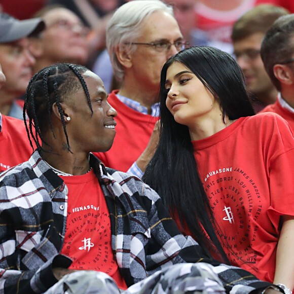 Travis Scott et Kylie Jenner au match de basketball opposant les Rockets de Houston et les Thunder d'Oklahoma City au Toyota Center à Houston le 25 avril 2017