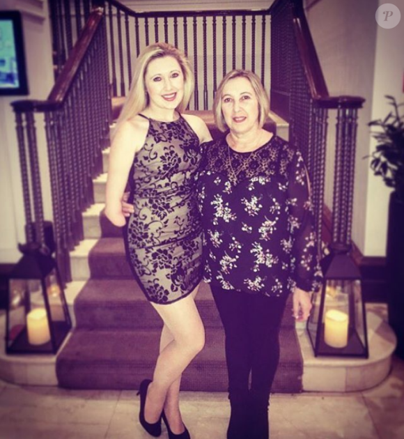 L'actrice anglaise handicapée Melissa Johns et sa maman avant un événement au Marriott de Bristol en octobre 2017, photo Instagram.