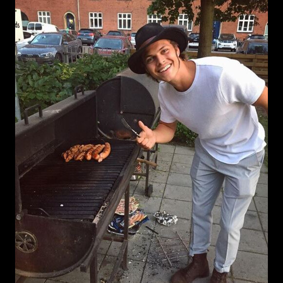 Alex Høgh Andersen, acteur dannois campant Ivar dans la série "Vikings", ressemble à Rayane Bensetti.