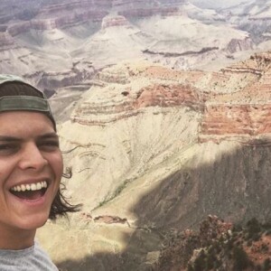 Alex Høgh Andersen, acteur dannois campant Ivar dans la série "Vikings", ressemble à Rayane Bensetti.