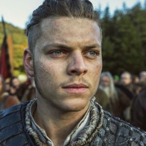 Alex Høgh Andersen, acteur dannois campant Ivar dans la série "Vikings", ressemble à Rayane Bensetti.