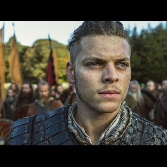 Alex Høgh Andersen, acteur dannois campant Ivar dans la série "Vikings", ressemble à Rayane Bensetti.