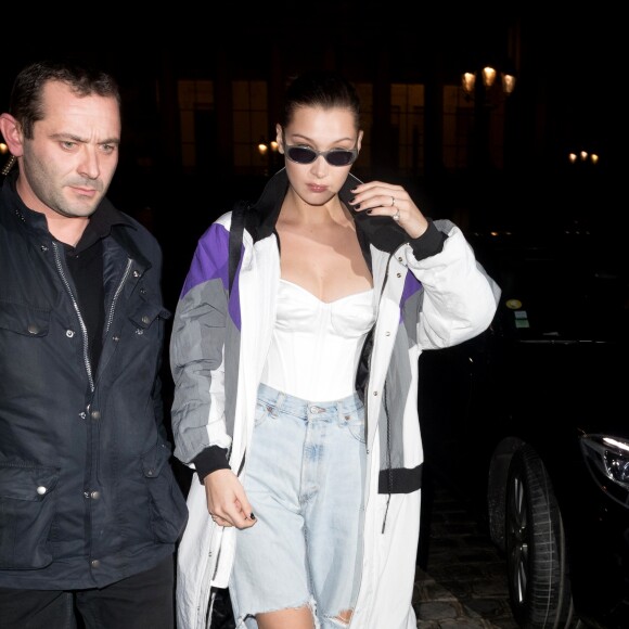 Bella Hadid arrive au Grand Palais pour le défilé de mode Haute Couture printemps-été 2018 "Alexandre Vauthier". Paris le 23 janvier 2018.