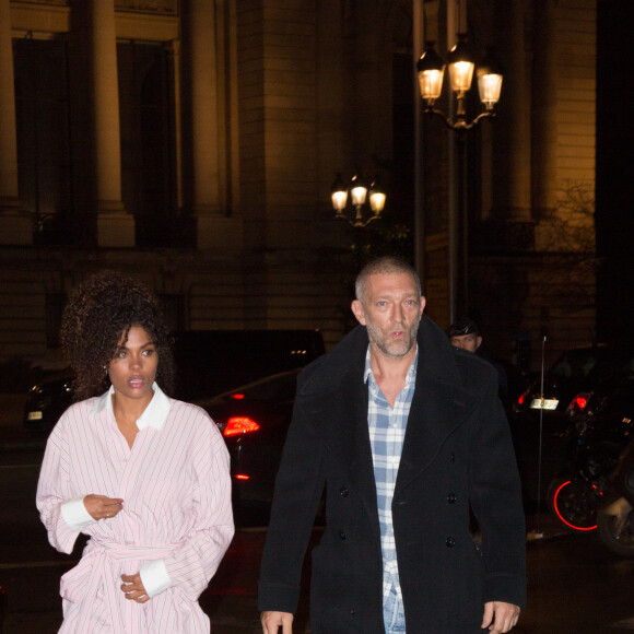 Vincent Cassel et Tina Kunakey arrivent au Grand Palais pour le défilé de mode Haute Couture printemps-été 2018 "Alexandre Vauthier". Paris le 23 janvier 2018.