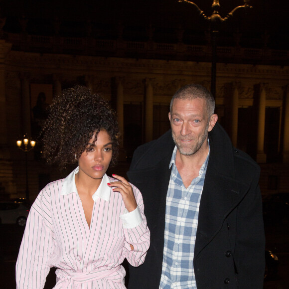 Vincent Cassel et Tina Kunakey arrivent au Grand Palais pour le défilé de mode Haute Couture printemps-été 2018 "Alexandre Vauthier". Paris le 23 janvier 2018.