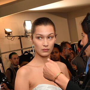 Bella Hadid en backstage du défilé de mode "Alexandre Vauthier", collection Haute-Couture printemps-été 2018, à Paris le 23 janvier 2018. © Veeren / CVS / Bestimage