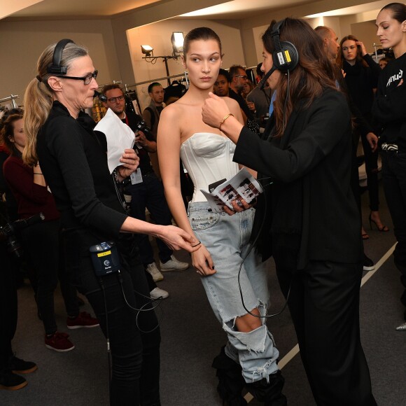 Bella Hadid en backstage du défilé de mode "Alexandre Vauthier", collection Haute-Couture printemps-été 2018, à Paris le 23 janvier 2018. © Veeren / CVS / Bestimage