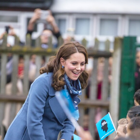 Kate Middleton / la duchesse Catherine de Cambridge, enceinte et en manteau Sportmax, promouvait le 23 janvier 2018 à l'école primaire "Roe Green Junior" à Londres le site Internet Mentally Healthy School, initiative de Heads Together pour permettre aux enseignants des écoles primaires de tout le pays d'avoir les ressources utiles à la santé mentale de leurs élèves.