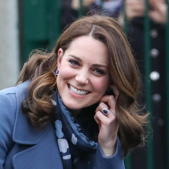 Kate Middleton / la duchesse Catherine de Cambridge, enceinte et en manteau Sportmax, promouvait le 23 janvier 2018 à l'école primaire "Roe Green Junior" à Londres le site Internet Mentally Healthy School, initiative de Heads Together pour permettre aux enseignants des écoles primaires de tout le pays d'avoir les ressources utiles à la santé mentale de leurs élèves.