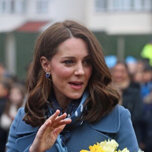 Kate Middleton / la duchesse Catherine de Cambridge, enceinte et en manteau Sportmax, promouvait le 23 janvier 2018 à l'école primaire "Roe Green Junior" à Londres le site Internet Mentally Healthy School, initiative de Heads Together pour permettre aux enseignants des écoles primaires de tout le pays d'avoir les ressources utiles à la santé mentale de leurs élèves.