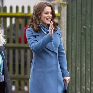 Kate Middleton / la duchesse Catherine de Cambridge, enceinte et en manteau Sportmax, promouvait le 23 janvier 2018 à l'école primaire "Roe Green Junior" à Londres le site Internet Mentally Healthy School, initiative de Heads Together pour permettre aux enseignants des écoles primaires de tout le pays d'avoir les ressources utiles à la santé mentale de leurs élèves.