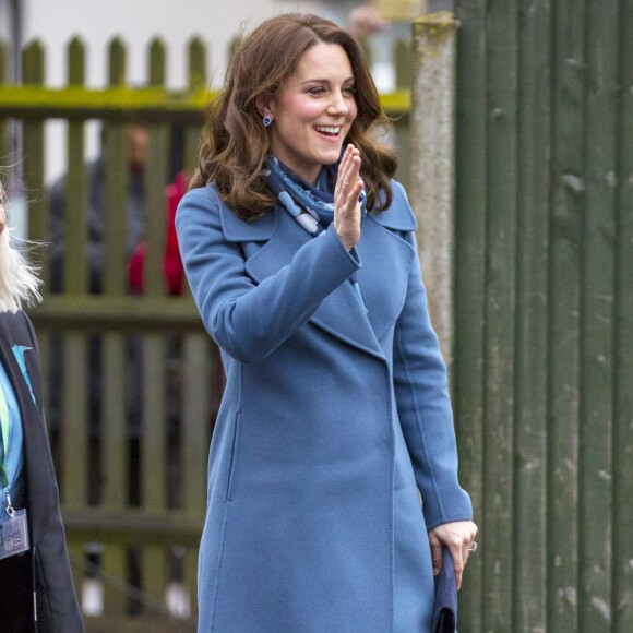 Kate Middleton / la duchesse Catherine de Cambridge, enceinte et en manteau Sportmax, promouvait le 23 janvier 2018 à l'école primaire "Roe Green Junior" à Londres le site Internet Mentally Healthy School, initiative de Heads Together pour permettre aux enseignants des écoles primaires de tout le pays d'avoir les ressources utiles à la santé mentale de leurs élèves.