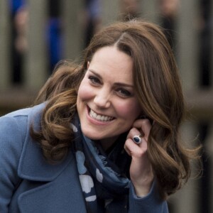 Kate Middleton / la duchesse Catherine de Cambridge, enceinte et en manteau Sportmax, promouvait le 23 janvier 2018 à l'école primaire "Roe Green Junior" à Londres le site Internet Mentally Healthy School, initiative de Heads Together pour permettre aux enseignants des écoles primaires de tout le pays d'avoir les ressources utiles à la santé mentale de leurs élèves.