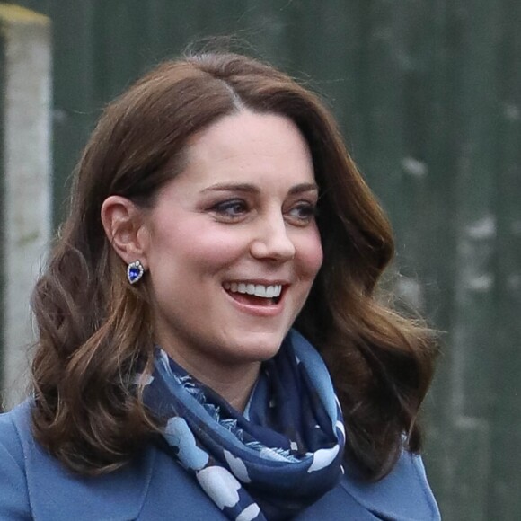 Kate Middleton / la duchesse Catherine de Cambridge, enceinte et en manteau Sportmax, promouvait le 23 janvier 2018 à l'école primaire "Roe Green Junior" à Londres le site Internet Mentally Healthy School, initiative de Heads Together pour permettre aux enseignants des écoles primaires de tout le pays d'avoir les ressources utiles à la santé mentale de leurs élèves.