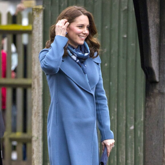 Kate Middleton / la duchesse Catherine de Cambridge, enceinte et en manteau Sportmax, promouvait le 23 janvier 2018 à l'école primaire "Roe Green Junior" à Londres le site Internet Mentally Healthy School, initiative de Heads Together pour permettre aux enseignants des écoles primaires de tout le pays d'avoir les ressources utiles à la santé mentale de leurs élèves.