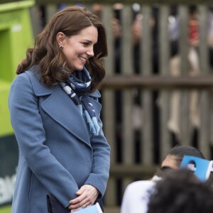 Kate Middleton / la duchesse Catherine de Cambridge, enceinte et en manteau Sportmax, promouvait le 23 janvier 2018 à l'école primaire "Roe Green Junior" à Londres le site Internet Mentally Healthy School, initiative de Heads Together pour permettre aux enseignants des écoles primaires de tout le pays d'avoir les ressources utiles à la santé mentale de leurs élèves.