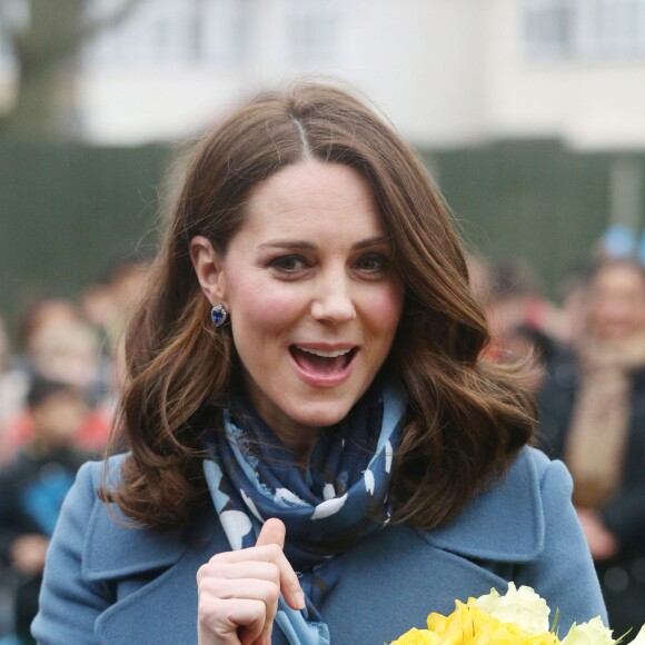 Kate Middleton / la duchesse Catherine de Cambridge, enceinte et en manteau Sportmax, promouvait le 23 janvier 2018 à l'école primaire "Roe Green Junior" à Londres le site Internet Mentally Healthy School, initiative de Heads Together pour permettre aux enseignants des écoles primaires de tout le pays d'avoir les ressources utiles à la santé mentale de leurs élèves.